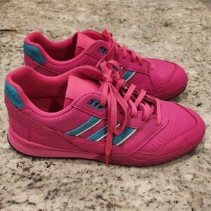 Adida A.R. Trainer in Shock Pink
